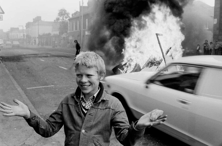 Một thanh niên cầm đá trong cuộc bạo loạn ở đầu phố Leeson, Tây Belfast, Bắc Ireland, năm 1978.