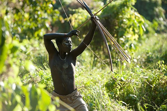 Ngày nay, người Jarawa có thể được nhìn thấy mặc áo phông, sử dụng búa và thậm chí cả kéo. Ảnh: BP.