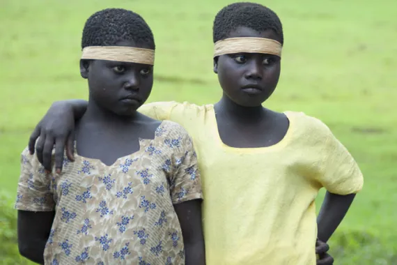 Người Jarawa liên tục bị tiếp cận và thậm chí bị quấy rối bởi những người "xâm phạm" lãnh thổ được bảo vệ của họ. Ảnh: Survival International.