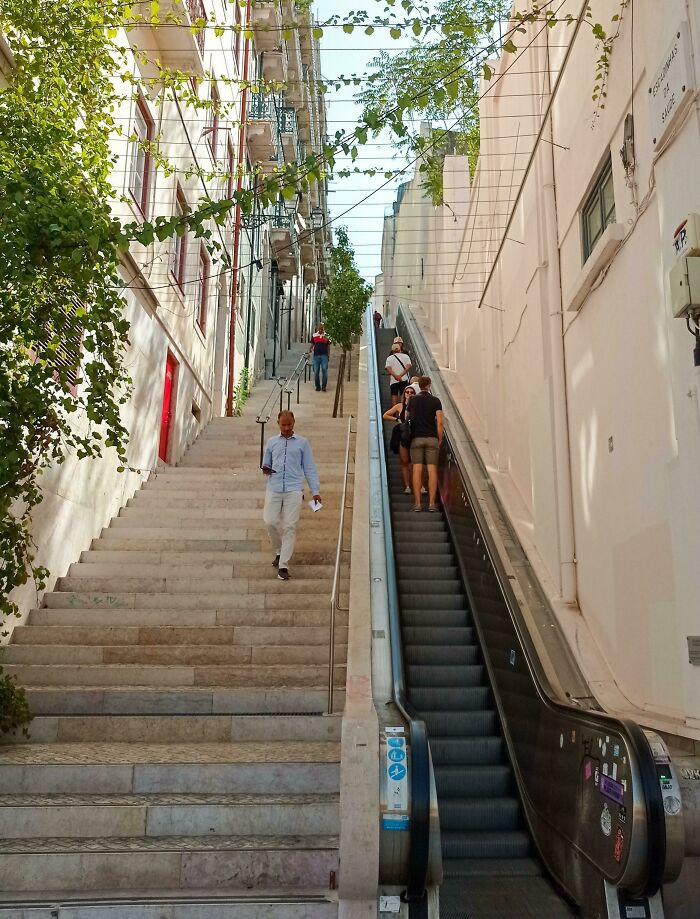 Tại Lisbon (Bồ Đào Nha), để giúp cư dân và khách du lịch dễ dàng di chuyển giữa các khu phố khác nhau, thang cuốn ngoài trời này đã được lắp đặt.