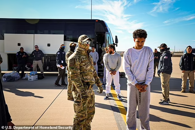 Nhà tù khét tiếng Vịnh Guantanamo nằm trong Căn cứ Hải quân Vịnh Guantanamo của Mỹ ở Cuba. Theo Daily Mail, gần đây, một nhóm tù nhân bị còng tay được nhìn thấy xếp hàng chờ lên máy bay ở Mỹ và đưa tới trại giam này. Ảnh: Bộ An ninh Nội địa Mỹ.