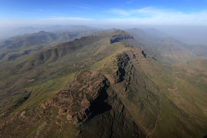Lesotho có tỷ lệ người lớn biết chữ cao nhất ở Châu Phi. Ảnh chụp từ trên không những ngọn núi ở Lesotho, gần Maseru, ngày 26/2/2013.