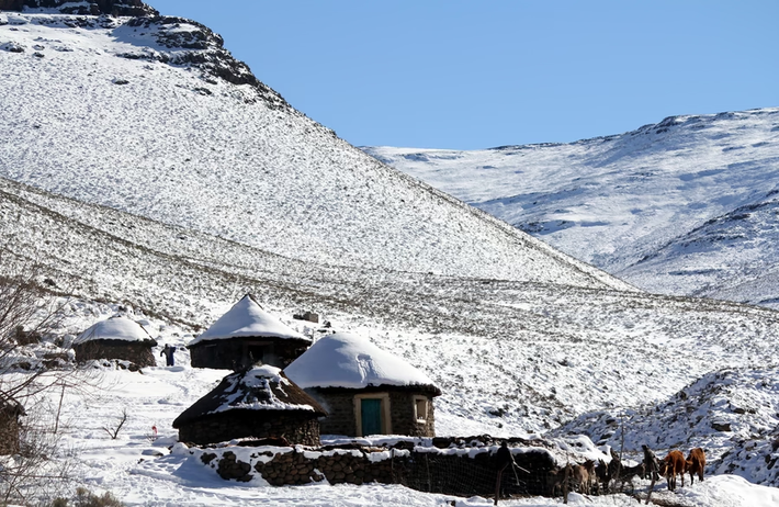 Những ngôi nhà phủ đầy tuyết trắng tại làng Makopanong ở phía đông Lesotho ngày 31/7/2011.