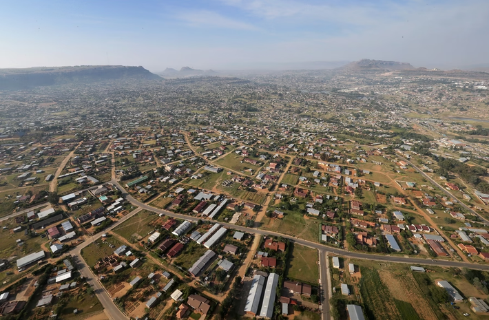 Tài nguyên khoáng sản chính ở Lesotho là kim cương từ mỏ Letseng ở dãy núi Maluti. Ảnh: Quang cảnh Maseru, thủ đô và thành phố lớn nhất của Lesotho, trong bức ảnh chụp vào ngày 26/2/2013.