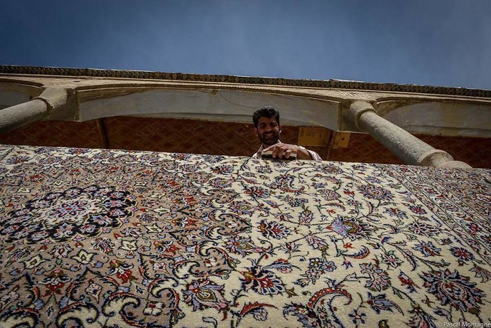 Người đàn ông giặt thảm ở Isfahan.