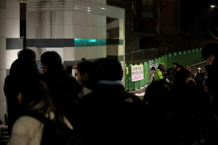 Trang The Korea Herald đưa tin, trước đó, phụ huynh học sinh này vô cùng hoảng hốt vào khoảng 16h50 khi không thấy con đến học viện tư thục theo lịch trình. Họ lập tức báo cho nhà trường và cảnh sát. Ảnh: Yonhap.