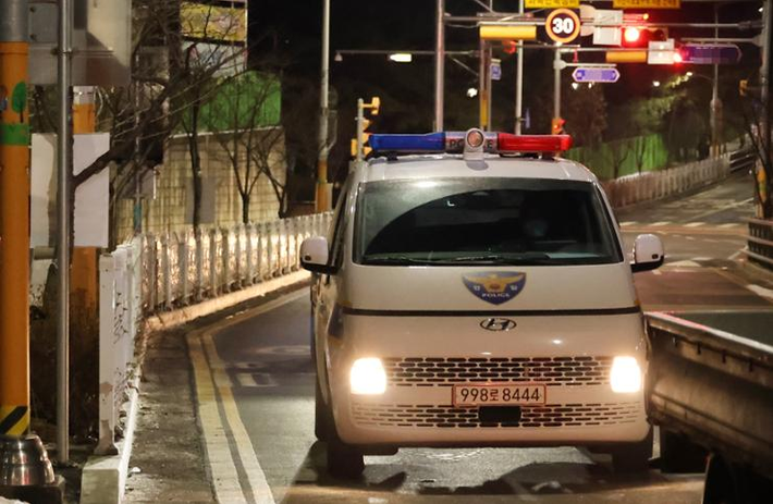 Yonhap đưa tin, một giáo viên và học sinh 8 tuổi được phát hiện với vết thương trên tầng hai của một trường tiểu học ở Daejeon, cách Seoul 160 km về phía nam, vào khoảng 18 giờ chiều 10/2 (giờ địa phương). Ảnh: Yonhap.