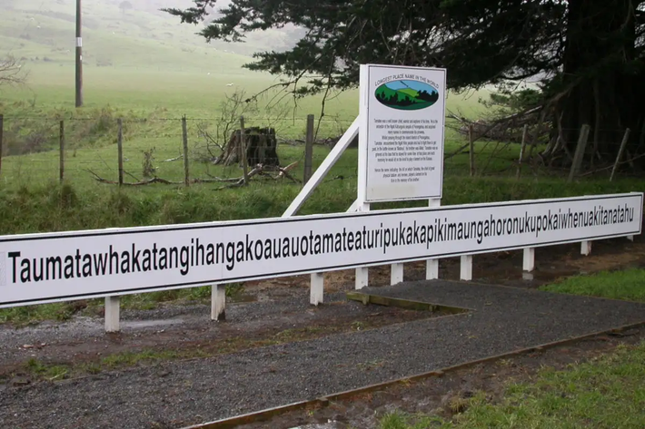 Taumatawhakatangihangakoauauotamateaturipukakapikimaungahoronukupokaiwhenuakitanatahu là tên của một thị trấn ở bờ biển phía đông của New Zealand. Đây là một trong những địa danh có tên dài nhất thế giới. Ảnh: Civitatis.