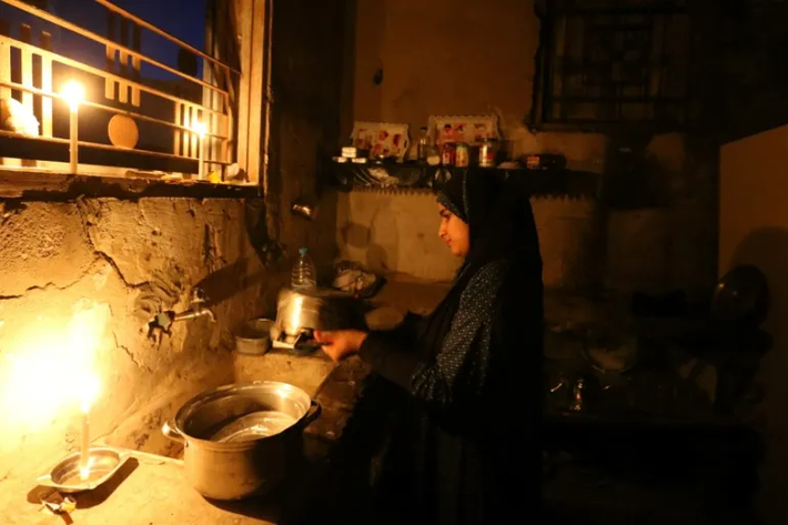 Tình trạng thiếu điện ở Gaza rất nghiêm trọng, khiến trẻ em phải dùng nến để học. Ảnh: Reuters.
