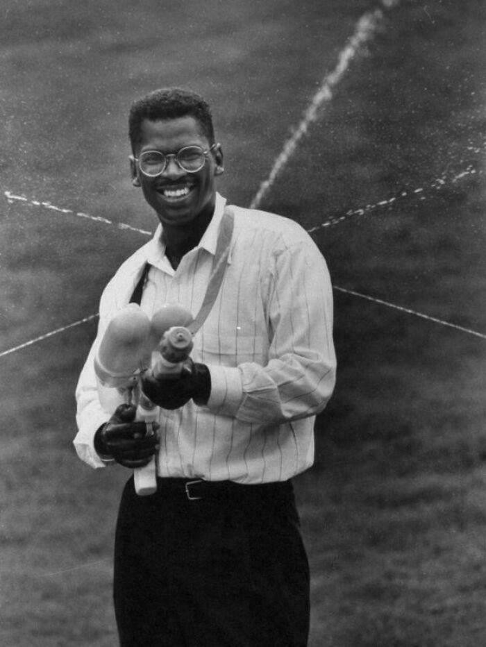 Lonnie Johnson - nhà phát minh ra súng nước Super Soaker. Bức ảnh được chụp năm 1992.