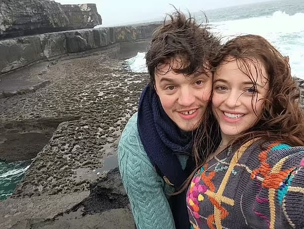 Tuy nhiên, mới đây, cặp đôi Camille Rosenfeld, đến từ Minnesota (Mỹ), và James Hayes, đến từ Tralee ở Kerry (Ireland), quyết định sẽ sống trên hòn đảo xa xôi Great Blasket trong 6 tháng, từ ngày 1/4 đến 31/9, với vai trò là người trông coi hòn đảo này. Ảnh: DM.