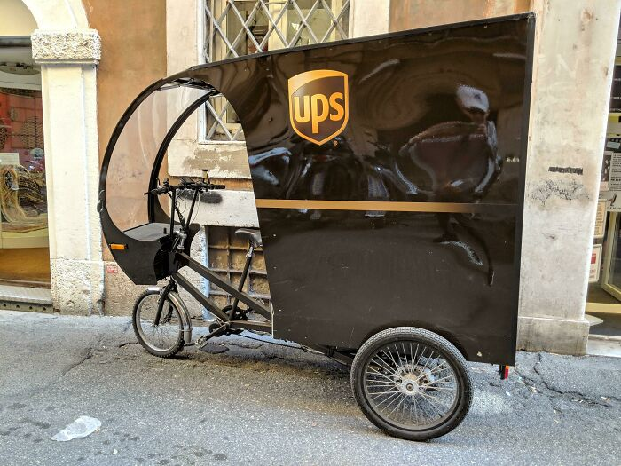 Công ty UPS tại Italy sử dụng chiếc xe chở hàng này để giao hàng trong những con phố hẹp ở Rome.