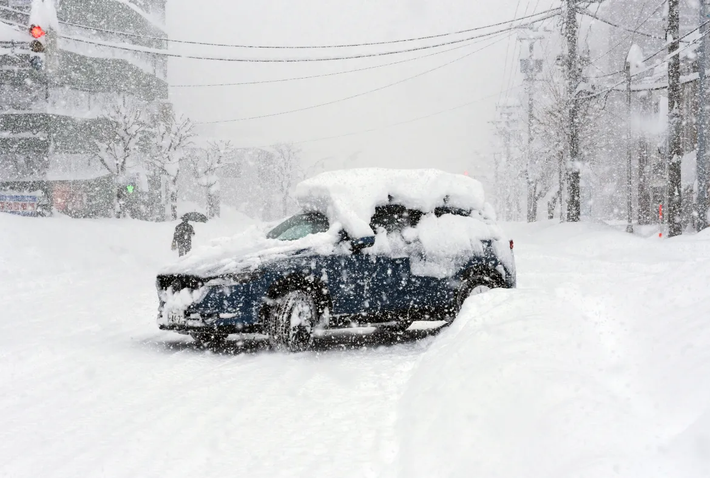 Chính quyền tỉnh Hokkaido cho biết, lượng tuyết rơi kỷ lục đã được ghi nhận, đặc biệt là tại các khu vực phía đông của hòn đảo, bao gồm Obihiro và Kushiro. Ảnh: EPA.