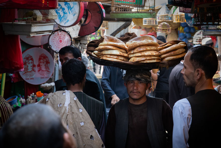Một khu chợ đông đúc ở đất nước Afghanistan năm 2019.