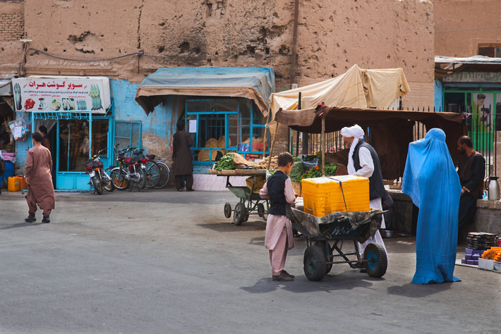 Cảnh yên bình tại một con phố ở Afghanistan nhiều năm trước.