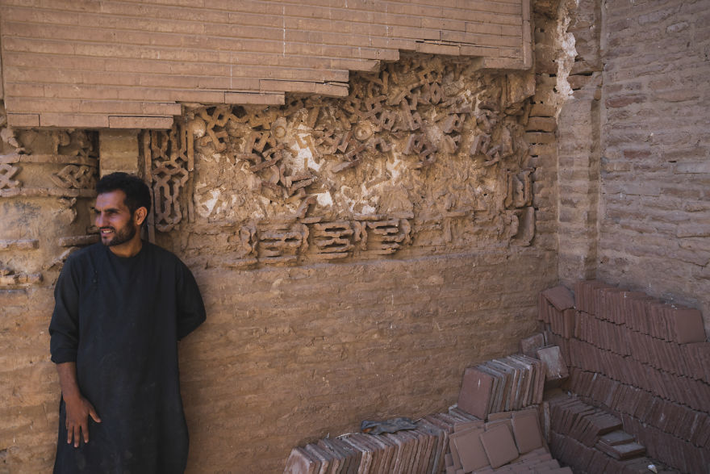 Một công nhân trong nhà máy gạch Herat.
