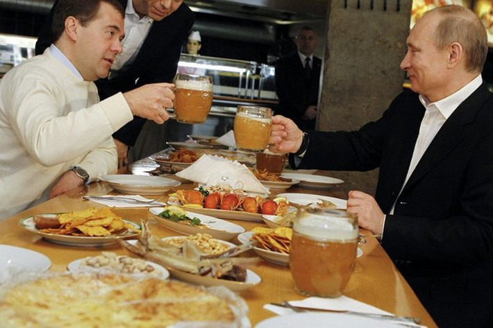Ông Putin và chiến hữu Medvedev nâng cốc chúc mừng sau buổi lễ chào mừng Ngày 1/5 năm 2012. Ảnh: RIA.