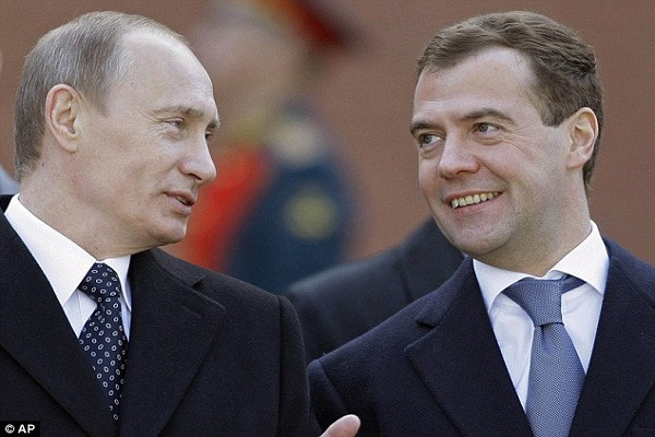 Ngày 15/1, Thủ tướng Nga Medvedev tuyên bố ông và toàn bộ các thành viên chính phủ từ chức. Dù vậy, ông Medvedev vẫn sẽ "sát cánh" với Tổng thống Putin trên chính trường khi ông được bổ nhiệm vào vị trí Phó Chủ tịch Hội đồng An ninh Liên bang Nga, cơ quan tham mưu cho tổng thống về các vấn đề an ninh quốc gia. Ảnh: AP.