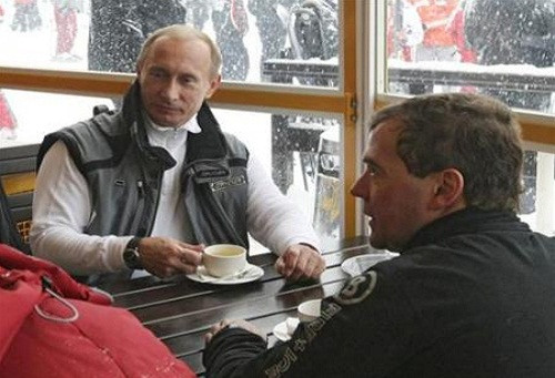 Ông Putin và Medvedev tại khu trượt tuyết ngoại ô Sochi nhiều năm về trước. Ảnh: Reuters.
