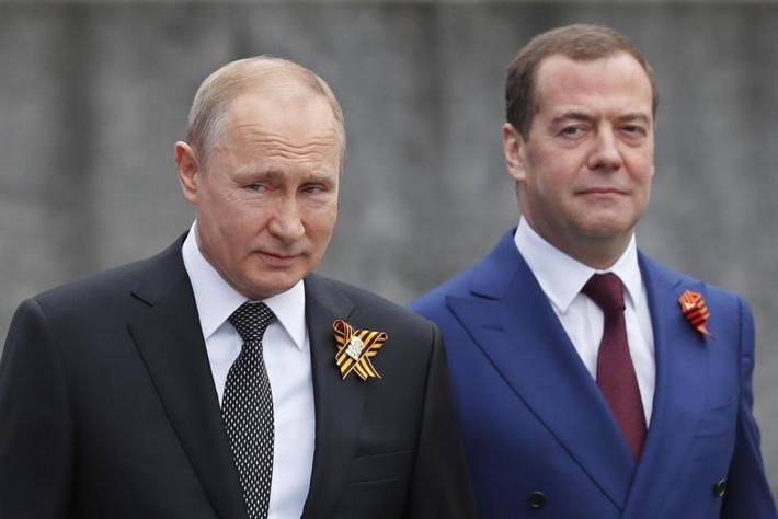 Không chỉ luôn “kề vai sát cánh” trên chính trường, Tổng thống Putin và cựu Thủ tướng Medvedev còn là những người bạn thân thiết ngoài đời thường. Ảnh: UPI.com.