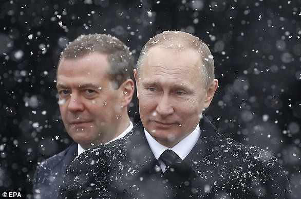 “Tôi và Medvedev là những người thích truyền thống hơn. Trên thực tế, chúng tôi là bạn bè suốt nhiều năm và có thể tự hào vì chúng tôi đã xây dựng được mối quan hệ hợp tác hiệu quả trong công việc”, ông Putin từng nói. Ảnh: EPA.