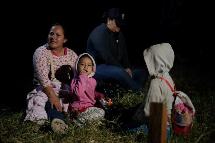 Một số người ngồi nghỉ tại khu vực biên giới giữa Honduras và Guatemala ngày 16/1.