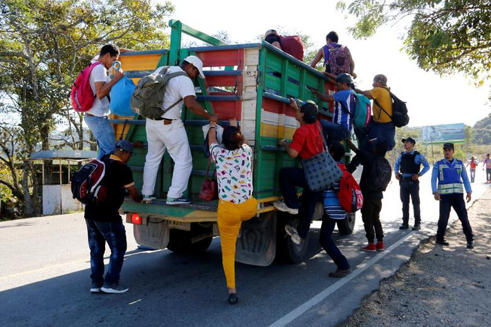 Nhiều người liều mình leo lên xe tải tại Cucuyagua, Honduras, ngày 15/1 khi trên đường tới Mỹ.