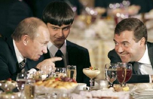 Tổng thống Putin và ông Medvedev trò chuyện trong bữa tiệc ở Kremlin hồi tháng 12/2007. Ảnh: Reuters.
