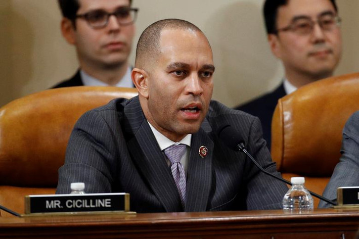 Nghị sĩ Hakeem Jeffries, 49 tuổi, là một nhân vật nữa được chọn làm công tố viên trong phiên tòa luận tội ông Trump tại Thượng viện.