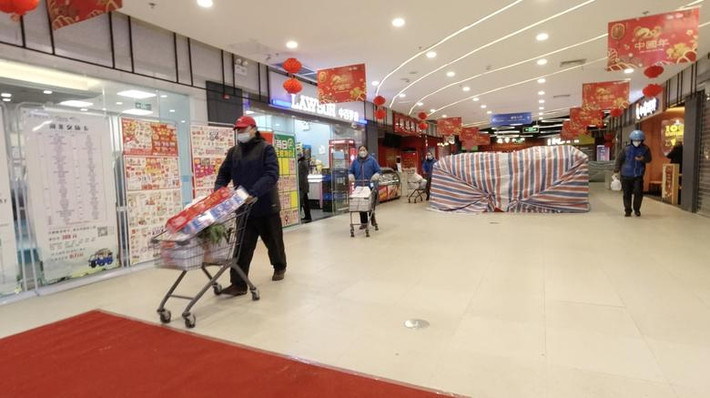 Người dân Vũ Hán tích trữ lương thực và hạn chế ra đường. Ảnh: Reuters.