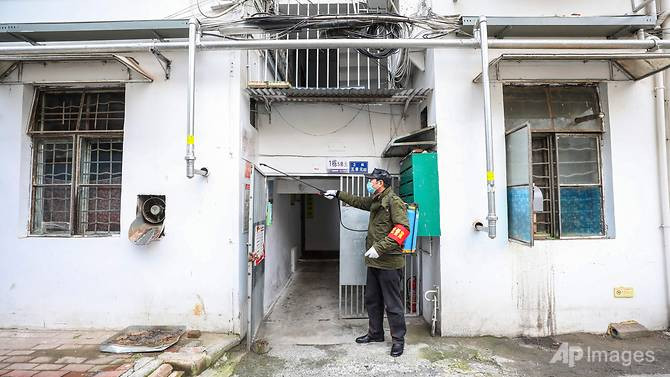 Khu dân cư ở Vũ Hán được phun thuốc khử trùng ngày 28/1 trong bối cảnh dịch viêm phổi cấp do virus nCoV gây ra lan rộng. Ảnh: AP.