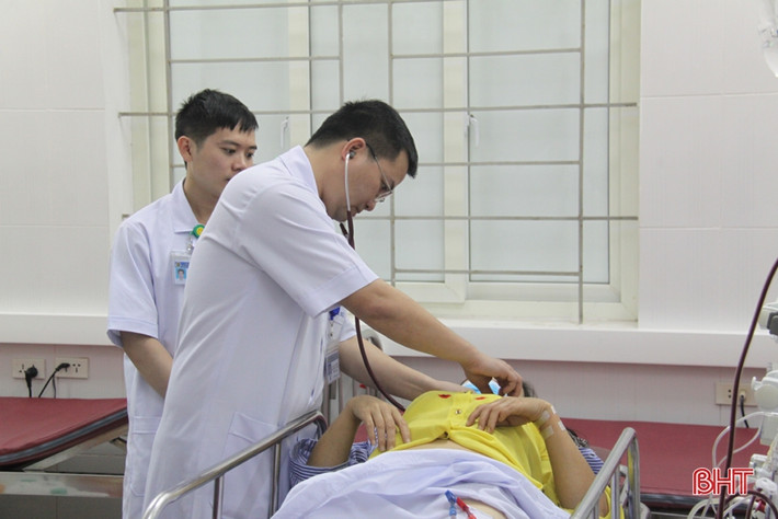Tính đến cuối ngày 30 tết, 150 bệnh nhân đã chạy thận những ngày trước đó để về quê ăn tết, chỉ còn 2 bệnh nhân vừa chuyển từ Hà Nội về. Trong ảnh: Trưởng Khoa Cấp cứu - Chống độc BVĐK Hà Tĩnh thăm khám cho một bệnh nhân.