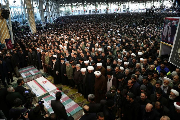 Lãnh tụ tối cao Iran Ayatollah Ali Khamenei, Tổng thống Iran Hassan Rouhani và Tướng Esmail Ghaani - người kế nhiệm ông Soleimani, cầu nguyện trước lĩnh cữu Tướng Soleimani tại thủ đô Tehran, Iran, ngày 6/1.