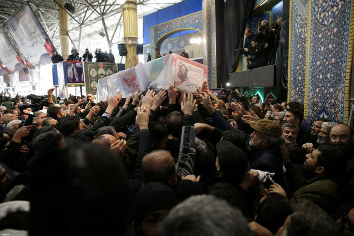 Phát biểu trước đám đông tại thủ đô Tehran hôm 6/1, con gái của Tướng Soleimani, Zeinap Soleimani, đã cảnh báo rằng "ngày đen tối" đang chờ nước Mỹ.