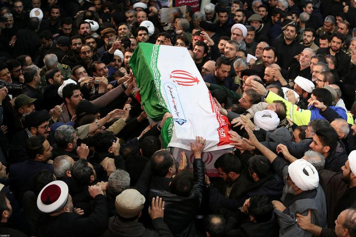 Người dân Iran nâng quan tài tướng Soleimani trong lễ tang ở thủ đô Tehran ngày 6/1.