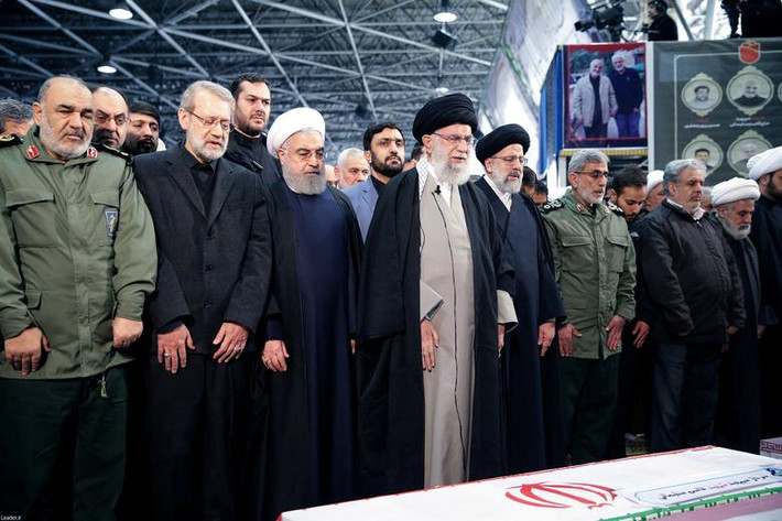 Lãnh tụ tối cao Iran Ayatollah Khamenei đã chủ trì tang lễ và đọc lời cầu nguyện trước linh cữu Thiếu tướng Qassem Soleimani, người thiệt mạng trong vụ không kích của Mỹ tại Iraq hôm 3/1.