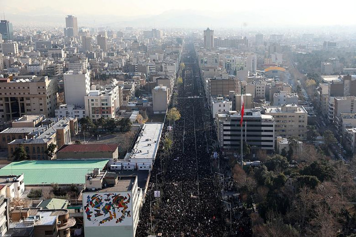 Ước tính, hàng triệu người mặc trang phục màu đen đã xuống đường ở thủ đô Iran, đứng chật kín các giao lộ và đường phố Tehran.