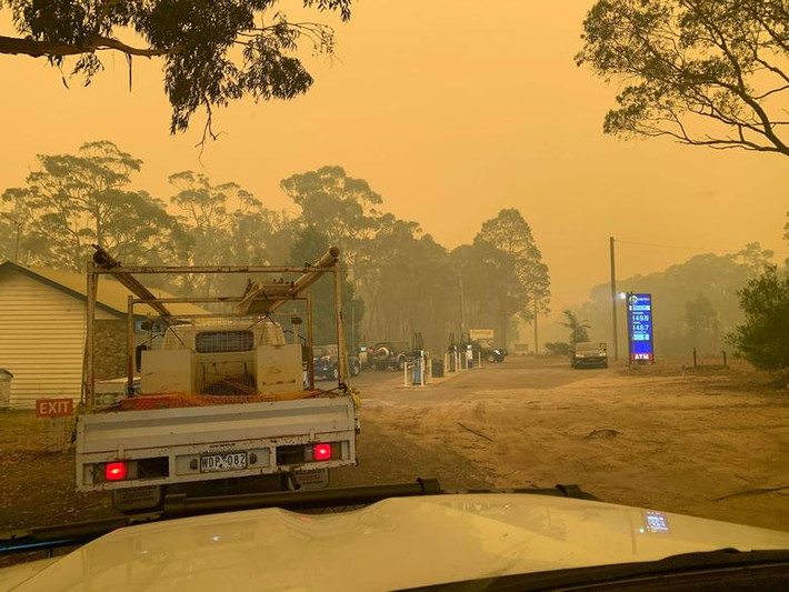 Những chiếc ô tô xếp hàng dài tại một cây xăng ở Bega Valley, New South Wales, ngày 31/12.