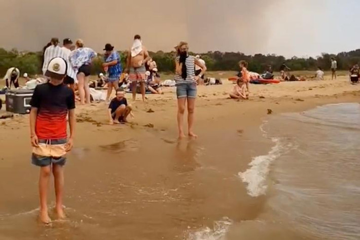 Nhiều người đổ ra bãi biển ở Batemans Bay, Australia, ngày 31/12/2019.