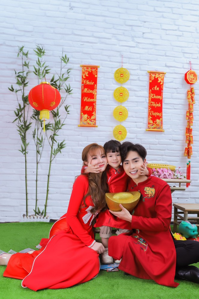 Trong bộ ảnh đón Tết năm nay, ca sĩ Thu Thủy trông vô cùng đằm thắm, dịu dàng và trẻ trung rạng rỡ.