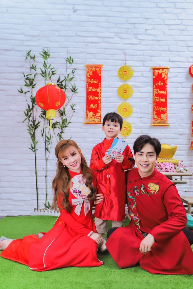 Cũng chính vì điều đó trước khi về Đà Lạt cô và chồng con đã thực hiện một bộ ảnh kỷ niệm cùng nhau.