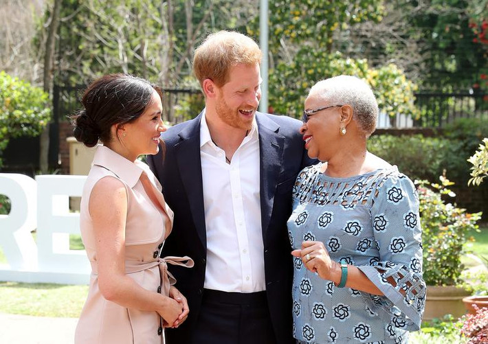 Vợ chồng Hoàng tử Harry gặp bà Graca Machel, phu nhân của cố Tổng thống Nelson Mandela, tại Johannesburg, Nam Phi, ngày 2/10/2019.