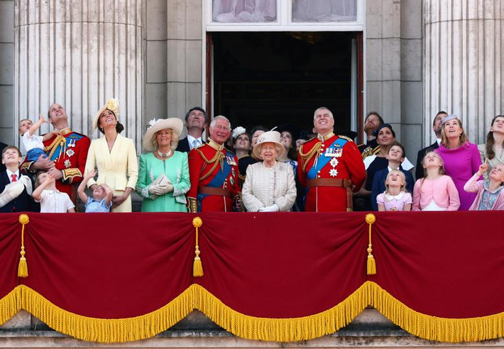 Trước đó, Hoàng tử Harry và Công nương Meghan Markle đã tham gia vào nhiều nhiệm vụ hoàng gia và xuất hiện trước công chúng trong các sự kiện của Hoàng gia Anh. Ảnh: Vợ chồng Hoàng tử Harry cùng các thành viên khác của gia đình Hoàng gia Anh theo dõi màn trình diễn của phi đội Red Arrow trong buổi diễu hành Trooping the Colour ở London, Anh, ngày 8/6/2019.