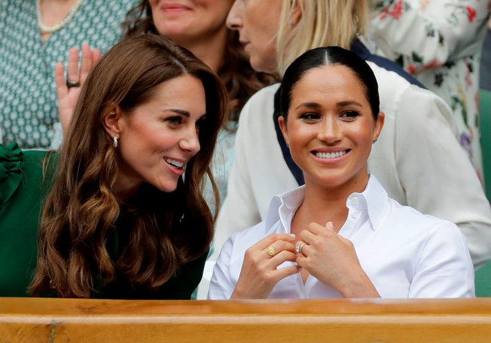 Công nương Kate Middleton trò chuyện với Công nương Kate Middleton khi theo dõi một trận đấu quần vợt ở Wimbledon ngày 13/7/2019.