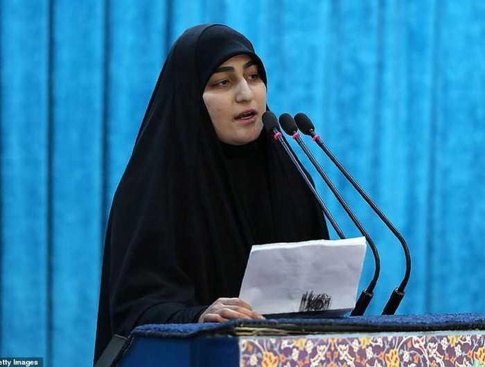 Phát biểu trước đám đông tại thủ đô Tehran, con gái của Tướng Soleimani, Zeinap Soleimani, đã cảnh báo rằng "ngày đen tối" đang chờ nước Mỹ. Ảnh: Getty.