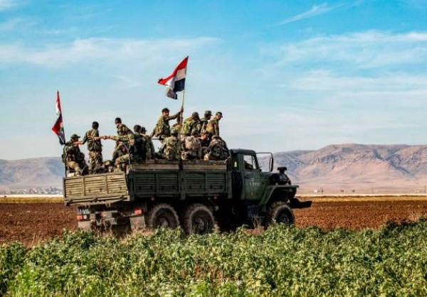 Trong diễn biến khác trên chiến trường Syria, quân đội nước này đã mở cuộc tấn công trả đũa nhằm vào lực lượng vũ trang Thổ Nhĩ Kỳ ở vùng nông thôn phía bắc tỉnh Raqqa hôm 1/1/2020. Ảnh: AMN.