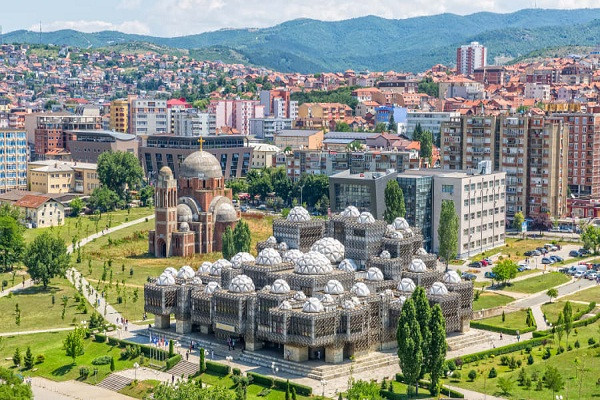 Pristina (Kosovo) là thủ đô "trẻ tuổi" nhất Châu Âu, chứa đựng nhiều điều thú vị và kỳ lạ.