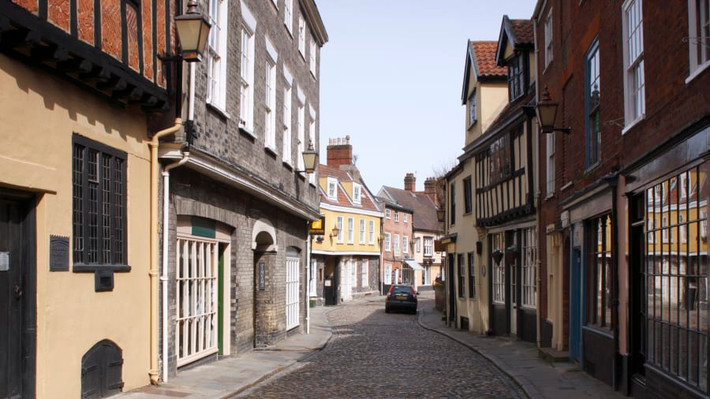 Norwich là một trong những thành phố thời Trung cổ hoàn hảo nhất ở Anh, nổi tiếng với lâu đài Norman cùng nhà thờ Norwich được xây dựng từ thế kỷ 11 và khu Elm Hill với những ngôi nhà hàng trăm tuổi đẹp như tranh vẽ.