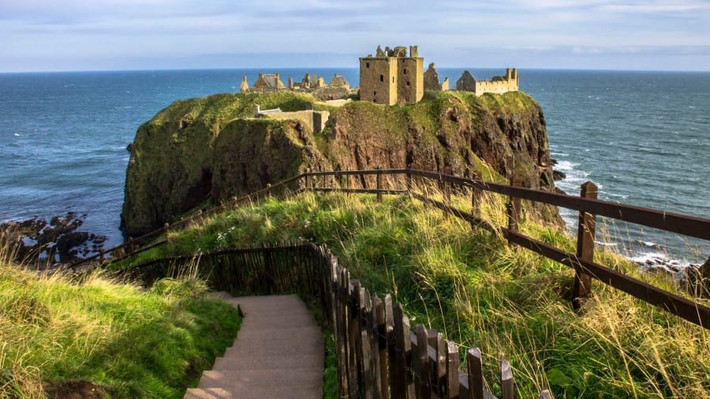 Aberdeen là thành phố đông dân thứ ba và được ví như "bông hoa của Scotland".