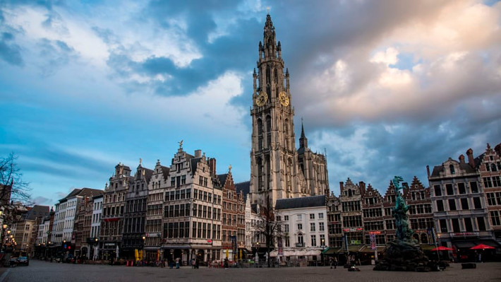 Thành phố Antwerp của Bỉ được biết đến là "thủ phủ kim cương" của thế giới. Nhà thờ Đức Bà là công trình nổi tiếng của thành phố này.